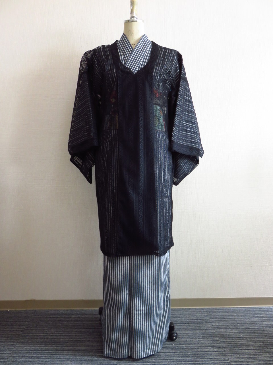 オートクチュールドレスで使用する薄手の高級日本製レースで作製した濃紺の和装のコート