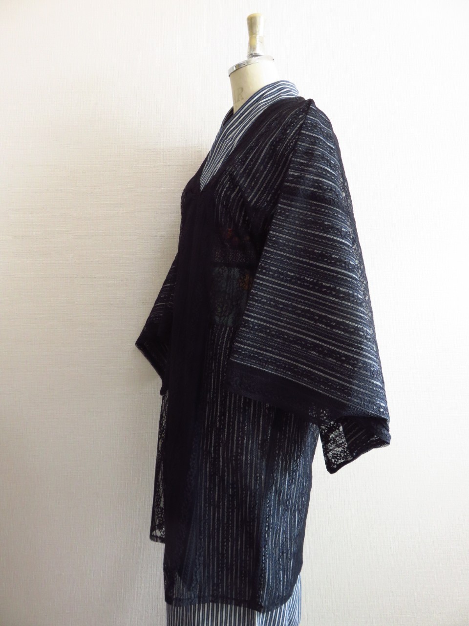 オートクチュールドレスで使用する薄手の高級日本製レースで作製した濃紺の和装のコート