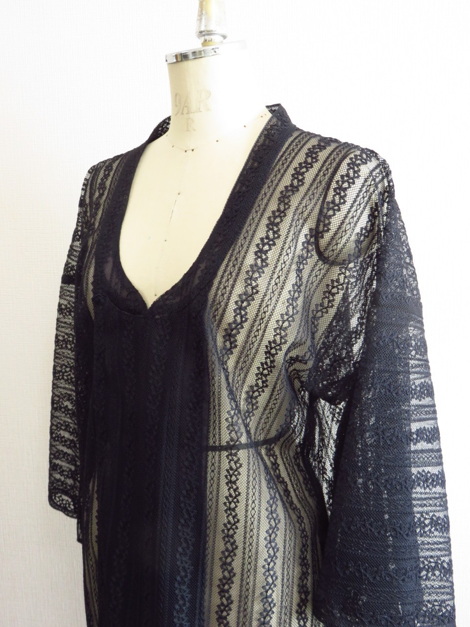 オートクチュールドレスで使用する薄手の高級日本製レースで作製した濃紺の和装のコート