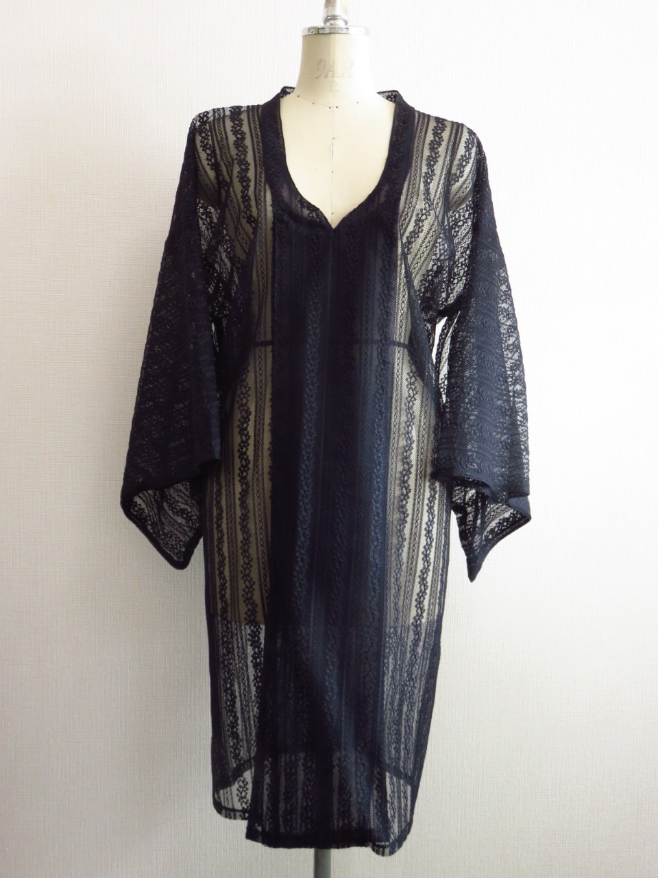 オートクチュールドレスで使用する薄手の高級日本製レースで作製した濃紺の和装のコート