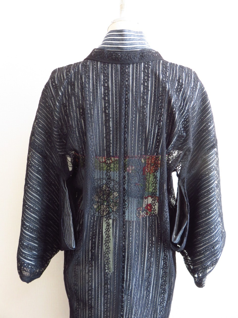 オートクチュールドレスで使用する薄手の高級日本製レースで作製した濃紺の和装のコート