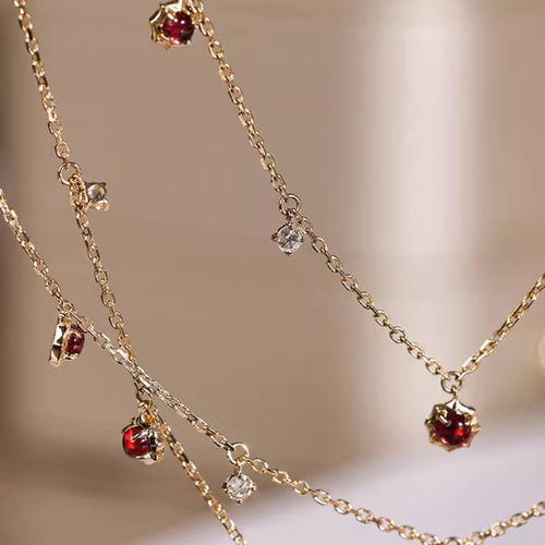 ヘイズジュエリー】朱色のほくろデザイン18金ダイヤモンド装飾プレーン