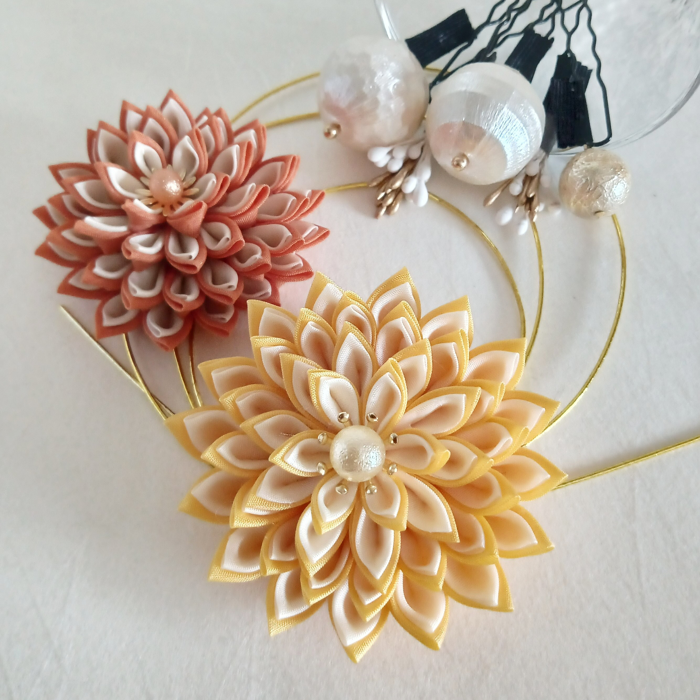 **特別な日の髪飾りセット**　つまみ細工のダリア花２つ、飾りパーツ5点、金水引　黄×橙　成人式、卒業式、入学式