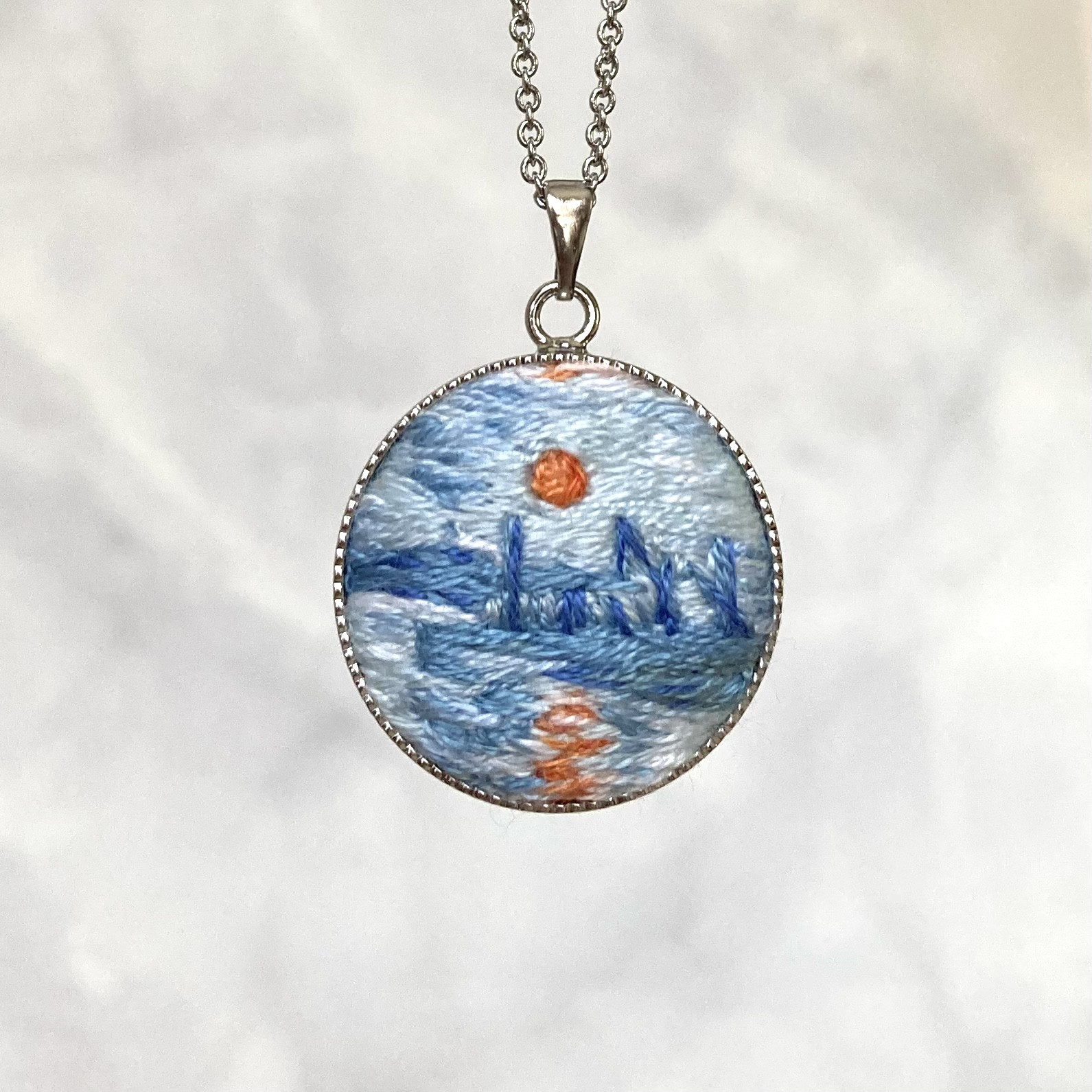 モネ「印象、日の出」の手刺繍ペンダント