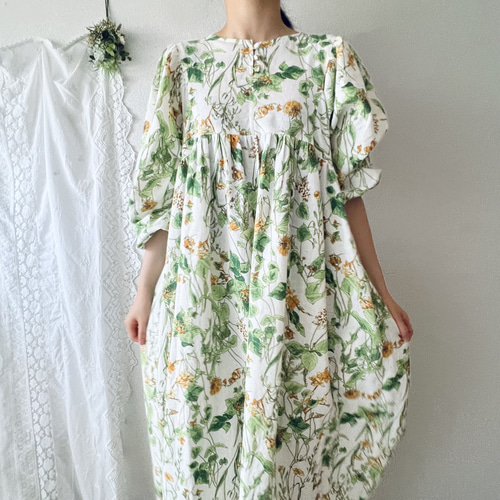 ボタニカル柄ヨークギャザーワンピース(オフ白/ベージュ/ライト