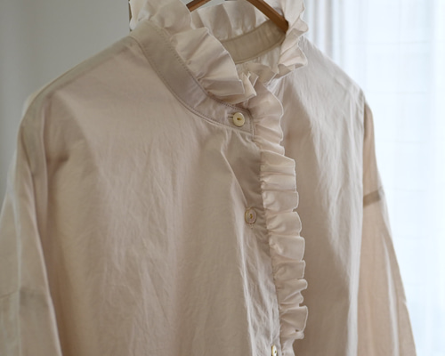 gasa*grue／リネンコットン 肩フリルシャツ ベージュ 丸襟 長袖 gasa*grue／リネンコットン 肩フリルシャツ ベージュ 丸襟 長袖 - メルカリ