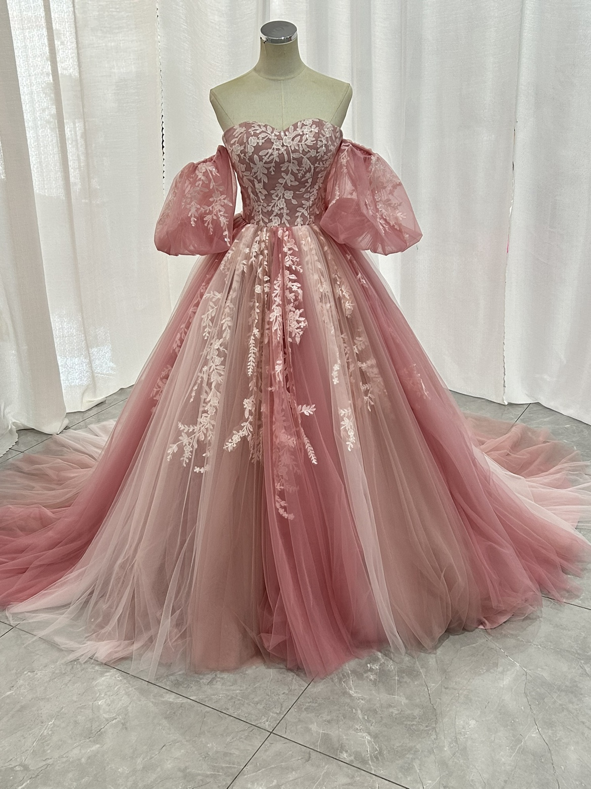 美品！カラードレス ピンク ベアトップ パフスリーブ グラデーション 繊細レース 編み上げ 前撮り