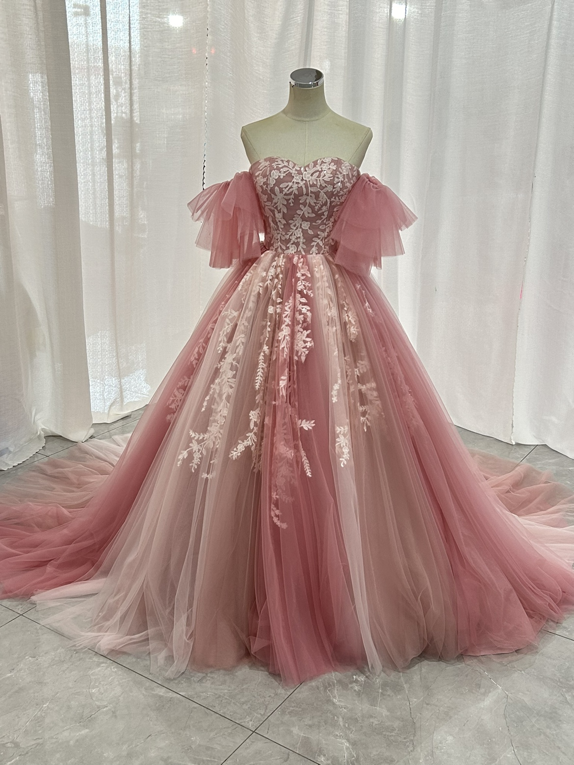 美品！カラードレス ピンク ベアトップ フリル袖 グラデーション 繊細レース 編み上げ 前撮り 53,340円