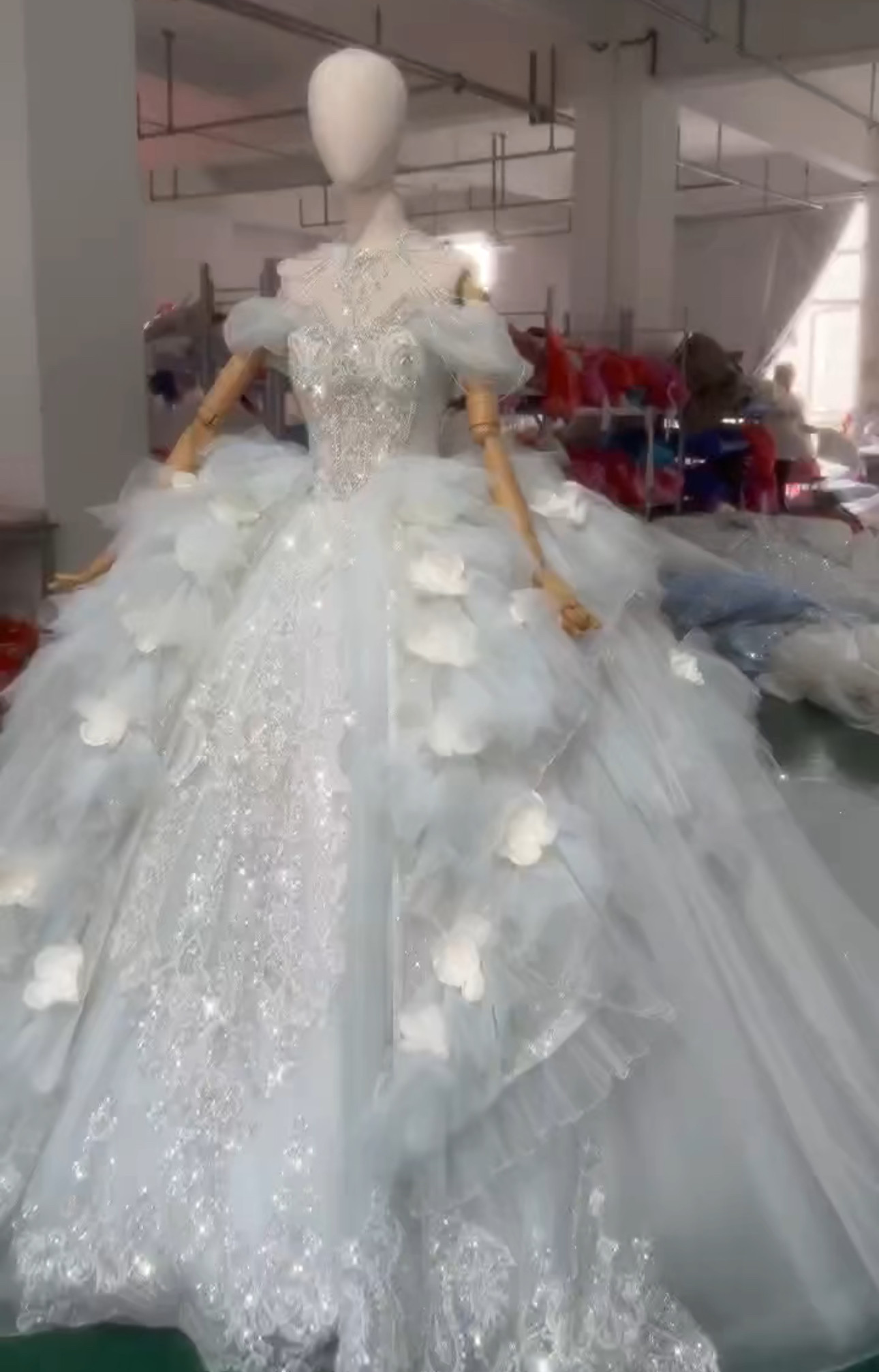 圧倒的に存在感　オフショルダー　二の腕カバー　水色　フレアスカート　ボリューム　可愛い　ホルターネック　お花飾り　レース