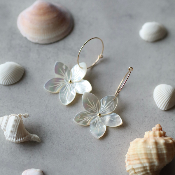 プルメリアのフープピアス　シェル マザーオブパール MOP シロチョウガイ 白蝶貝 14kgf 金属アレルギー 夏