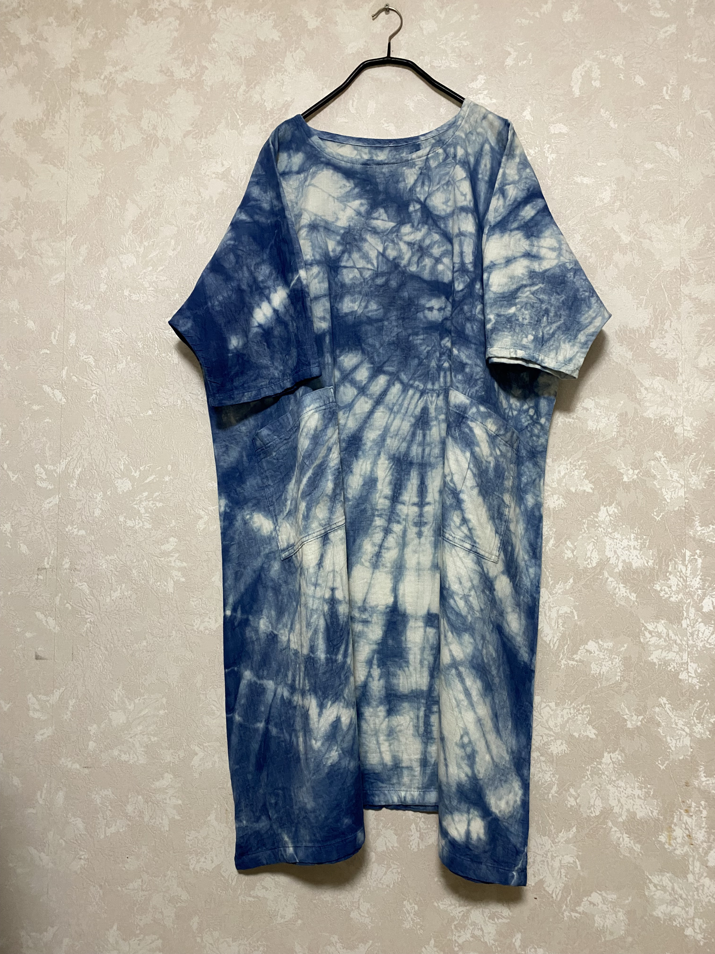 364..藍染めワンピース、Ｗコットンガーゼ  絞り染め　渦　放射模様　迫力　ロングワンピース