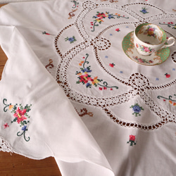 ドイツの手仕事/華やかなバテンレースとお花の白糸手刺繍 テーブル