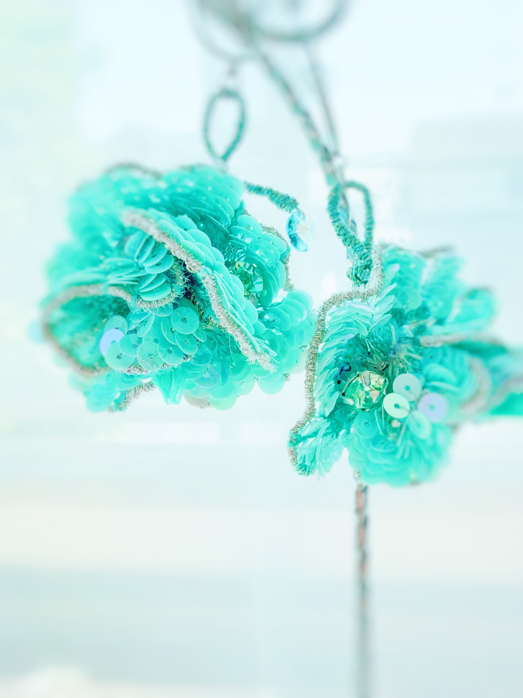 【痛くならない耳飾り！イヤカフ両耳】ミントカラーのスイートピーオートクチュール刺繍