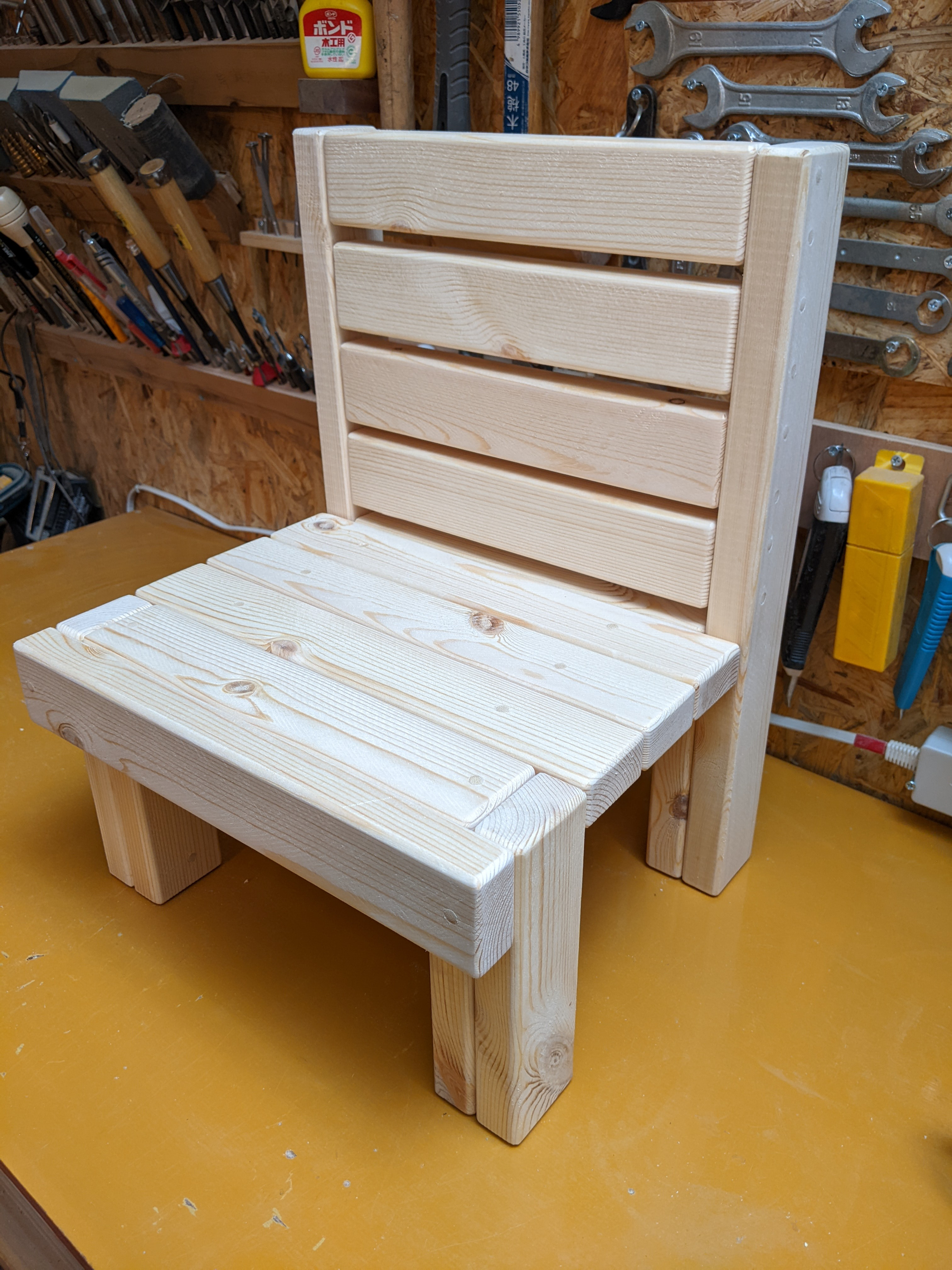 花台にもなる木製キッズチェア 無塗装［椅子　イス　子供部屋　スツール］