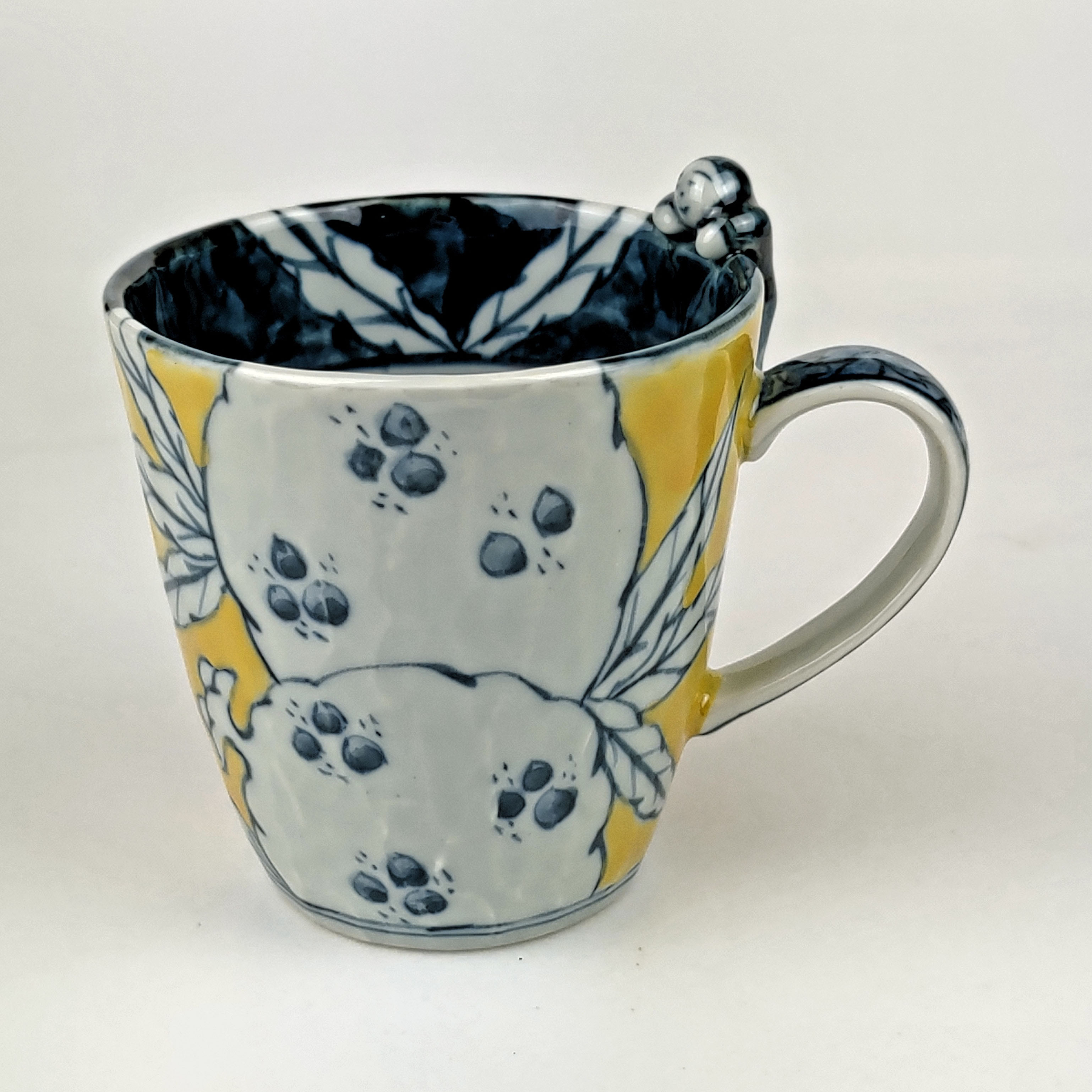 古染柘榴文様 一閑人彫マグカップ（山吹）【陶祥窯・有田焼】