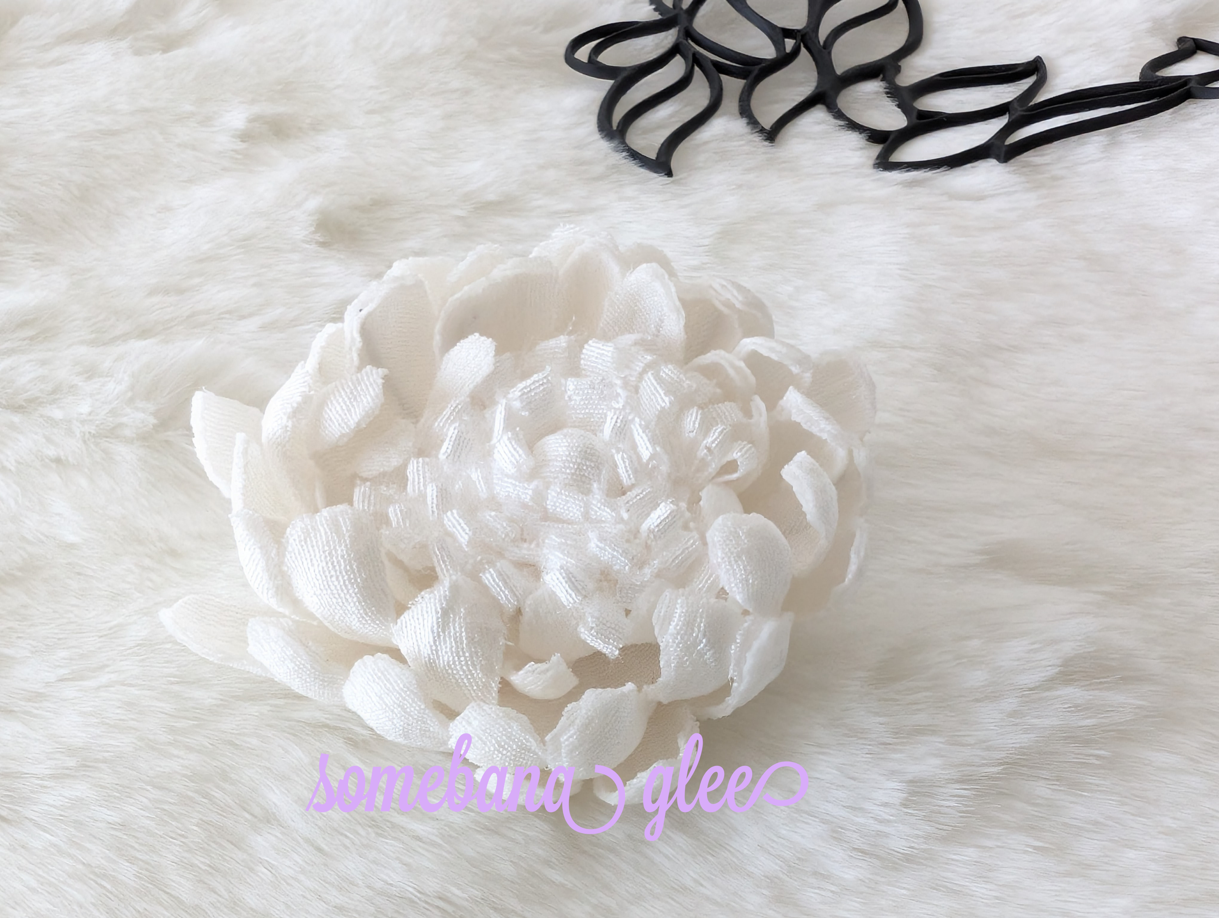 本絹ちりめん染花　コサージュ《デージー　(中)　白ちりめん》