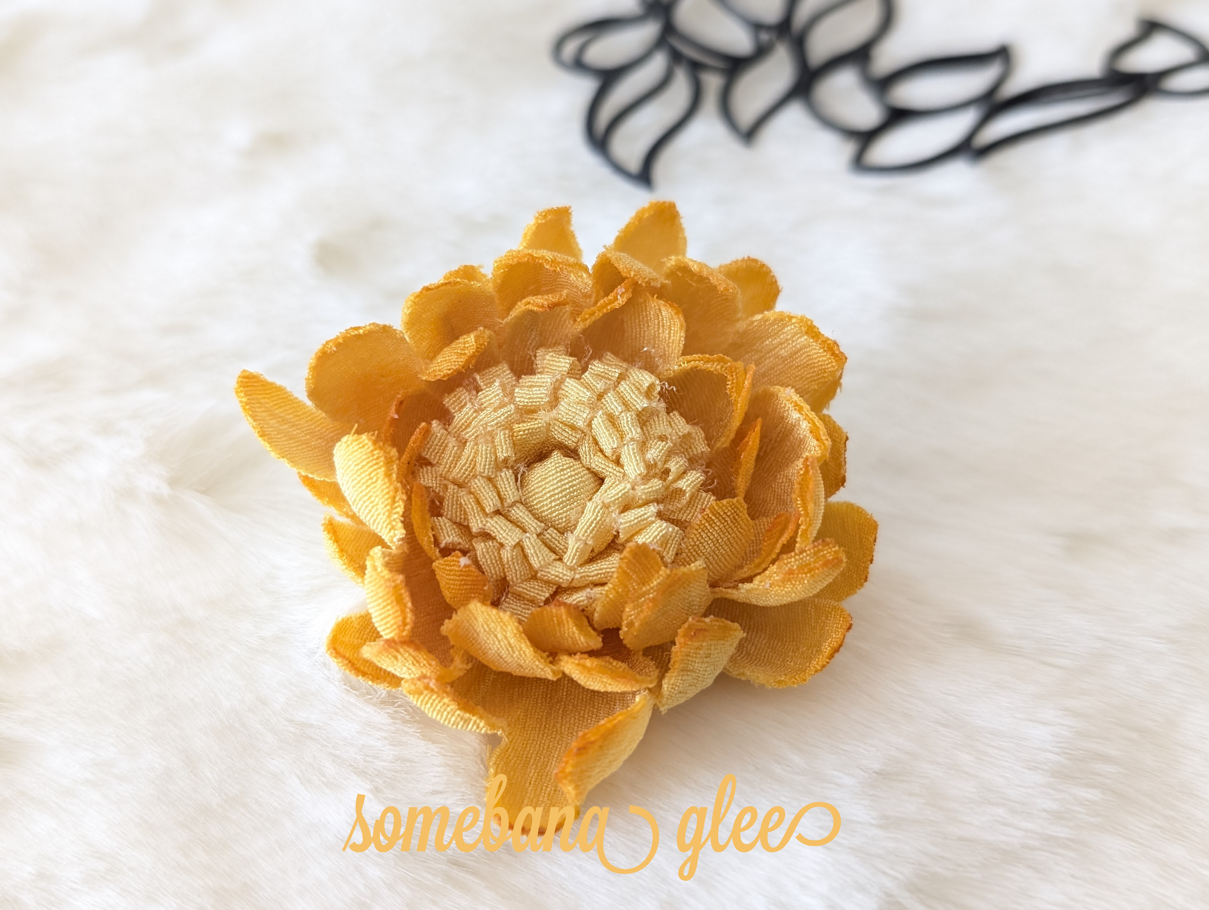 本絹ちりめん染花　コサージュ《デージー　(中)　黄》