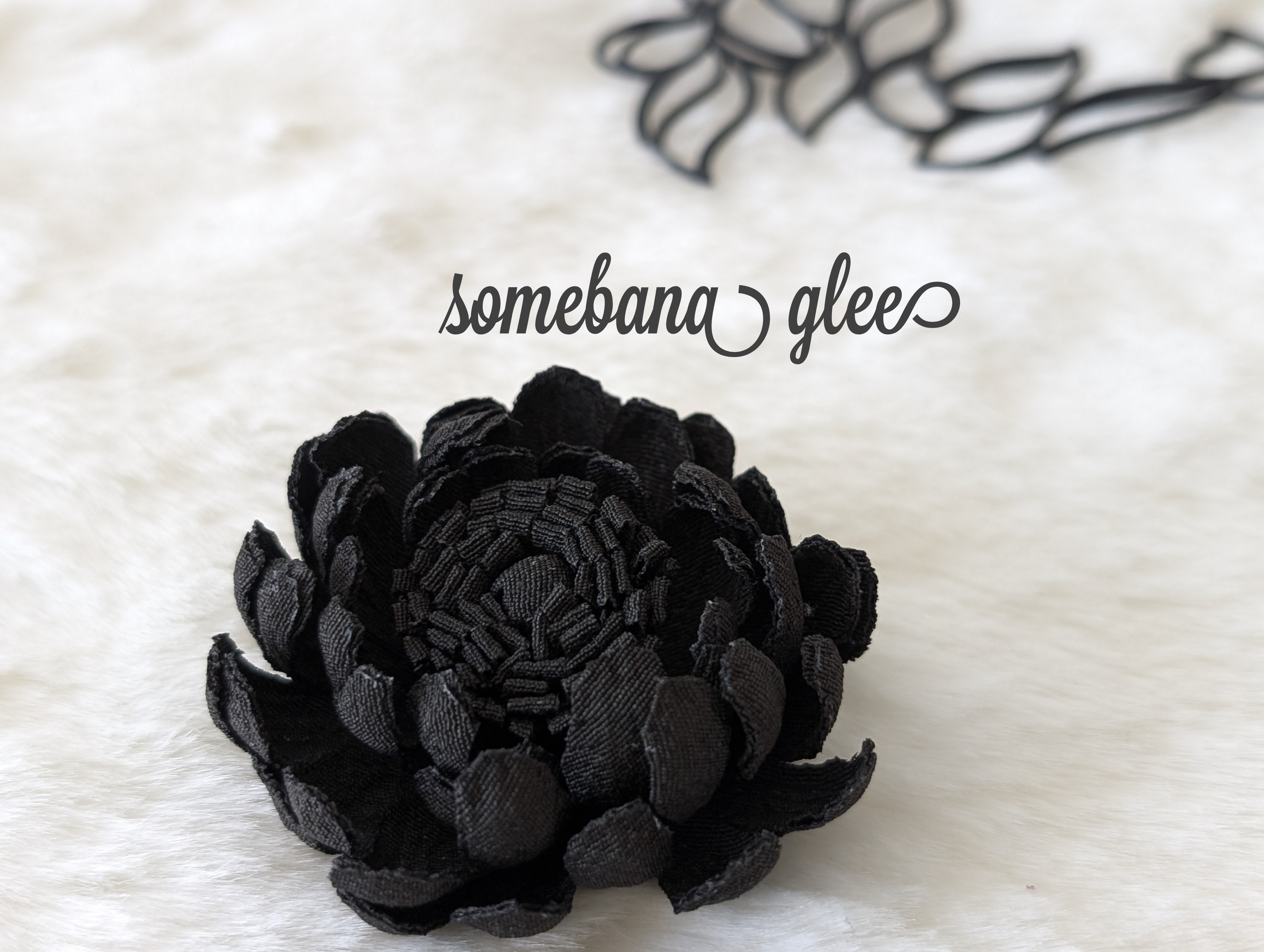 本絹ちりめん染花　コサージュ《デージー　(中)　黒》