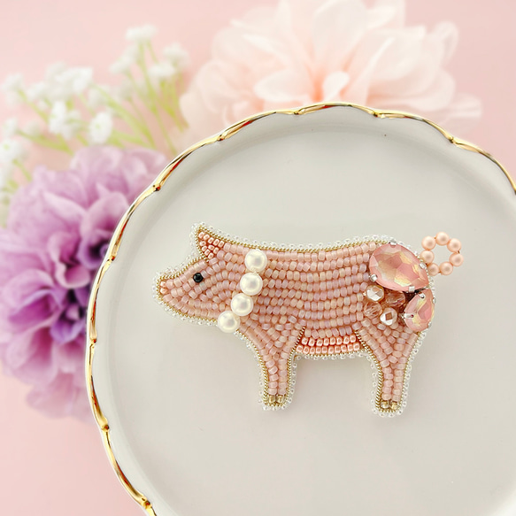ビーズ刺繍_ブタのブローチ ブローチ Zatto 通販 19492536
