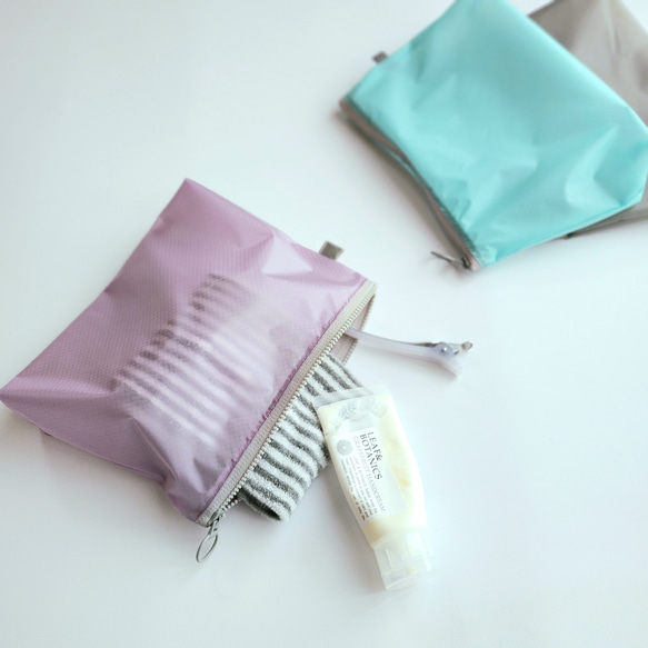 撥水ナイロンのちょうどいいサイズのポーチ│旅行　アウトドアに　コーデュラナイロン│パープル　ブルー　グレー 1枚目の画像