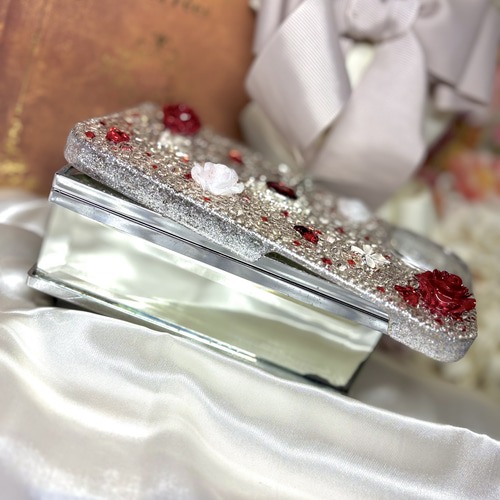 キラキラ✨️レッド×ホワイト ハートの女王 デコ iPhone15