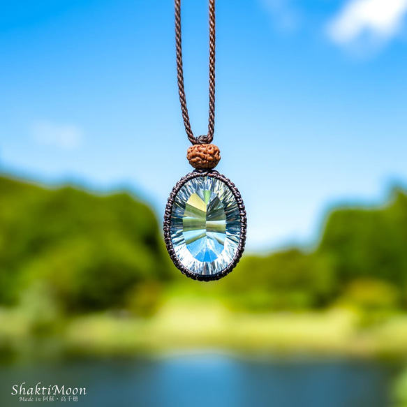 レア・希少！BIGサイズ！圧倒的な輝き！浄化・運気アップをお求めのあなたへ！concaveカット水晶とチクナルドラクシャ 2枚目の画像