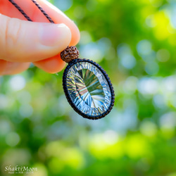 レア・希少！BIGサイズ！圧倒的な輝き！浄化・運気アップをお求めのあなたへ！concaveカット水晶とチクナルドラクシャ 3枚目の画像