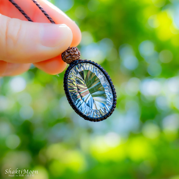 レア・希少！BIGサイズ！圧倒的な輝き！浄化・運気アップをお求めのあなたへ！concaveカット水晶とチクナルドラクシャ 3枚目の画像