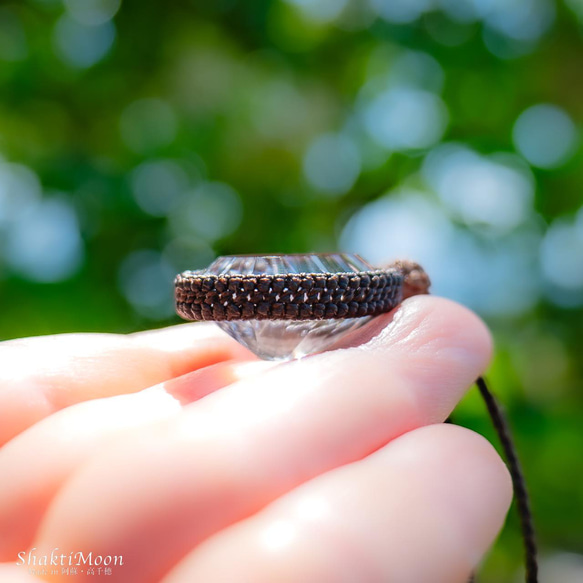 レア・希少！BIGサイズ！圧倒的な輝き！浄化・運気アップをお求めのあなたへ！concaveカット水晶とチクナルドラクシャ 9枚目の画像