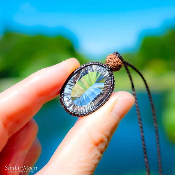 レア・希少！BIGサイズ！圧倒的な輝き！浄化・運気アップをお求めのあなたへ！concaveカット水晶とチクナルドラクシャ 1枚目の画像