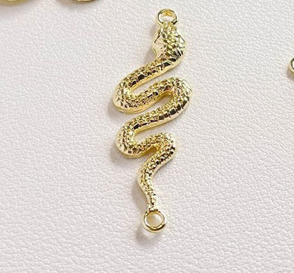 金具　守りの蛇モチーフ　干支*4個セット　DIY　アクセサリーパーツ　 1枚目の画像