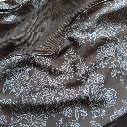 ハート♥️の胸元と背中が可愛いスタイリッシュな黒の花柄やメッシュを