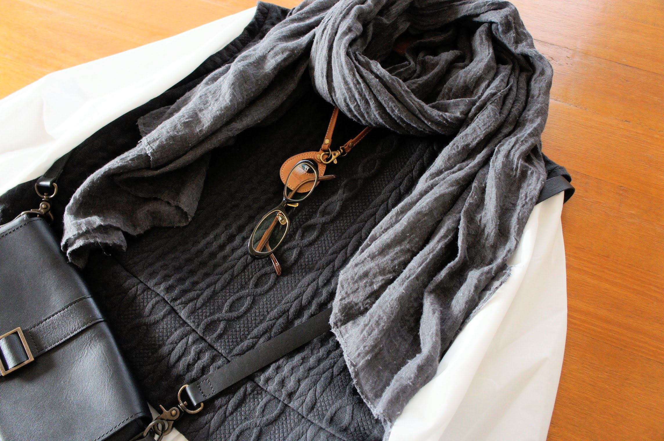 メガネホルダー◆サングラスホルダー◆本革◆お出かけアイテム◆便利グッズ◆落下防止◆ペンホルダー◆ギフト◆送料無料