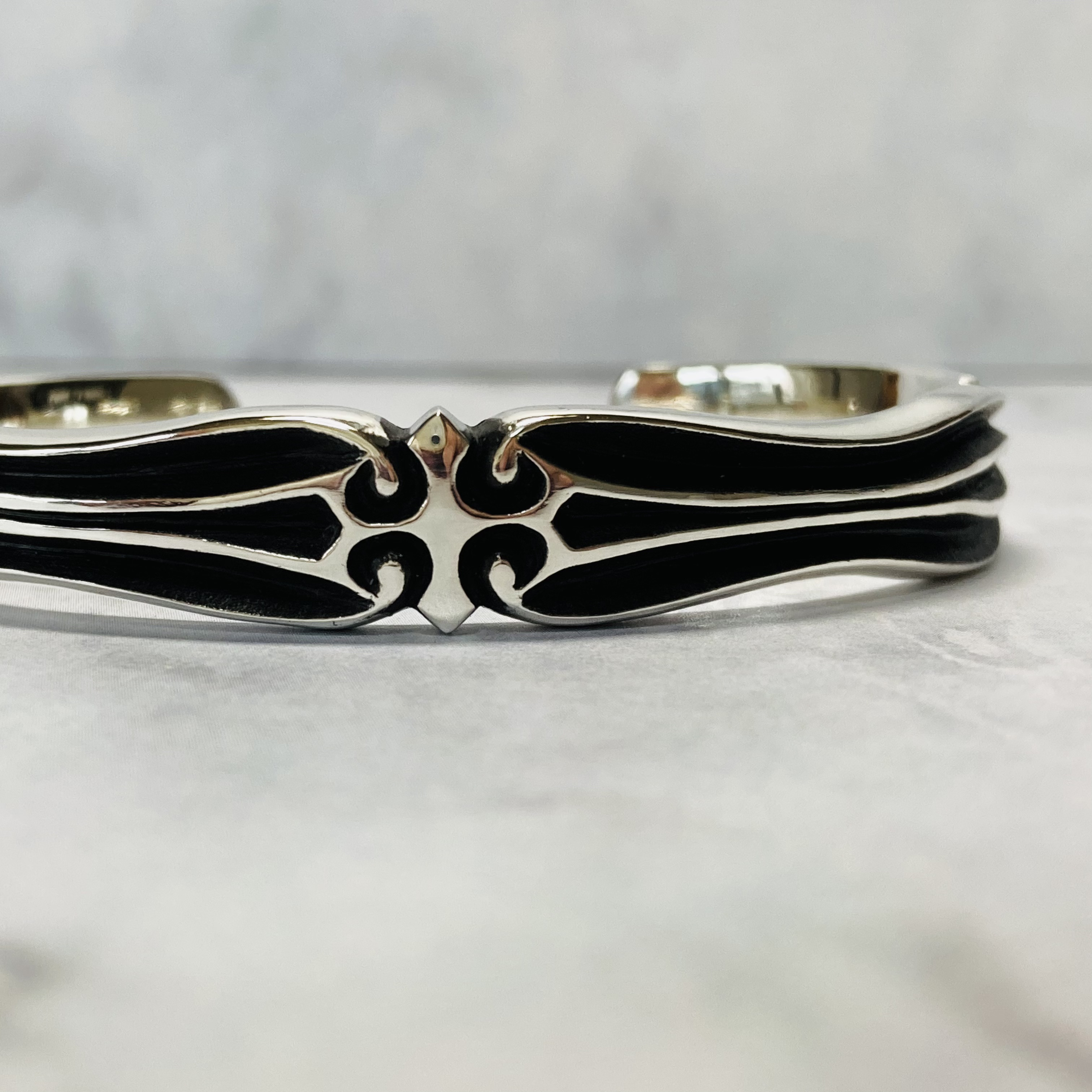 《sculpted crest》クロスバングル｜silver925・クロスモチーフ・立体ライン・メンズアクセ・ギフトに