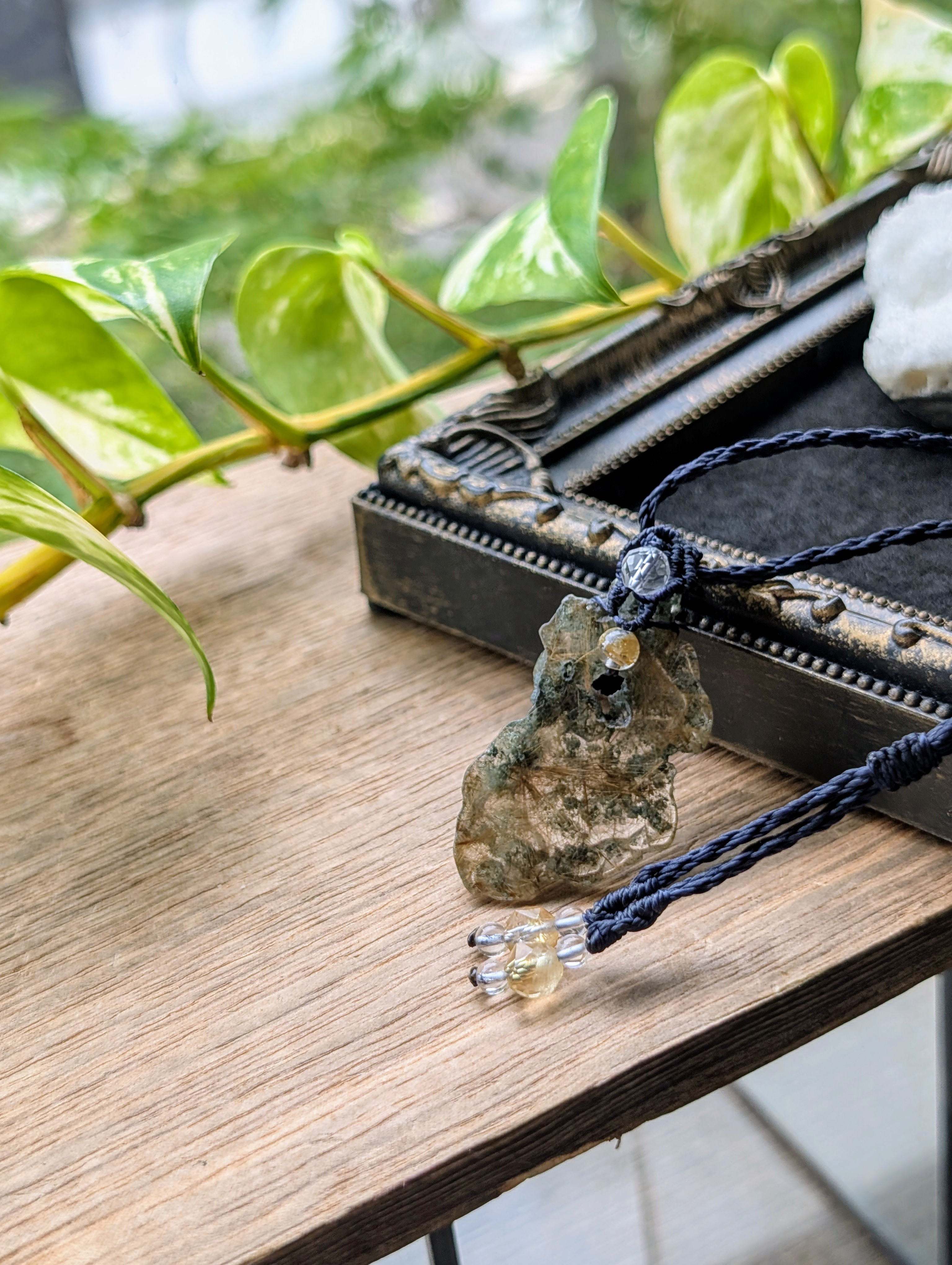 ☆スライスカット☆ルチルクォーツ＆クローライト☆マクラメ編みネックレス 381・マクラメネックレス