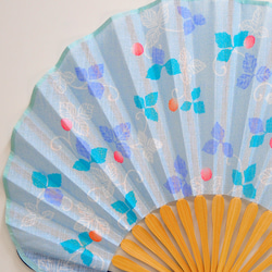 シェル型布扇子　野イチゴ（水色） 2枚目の画像