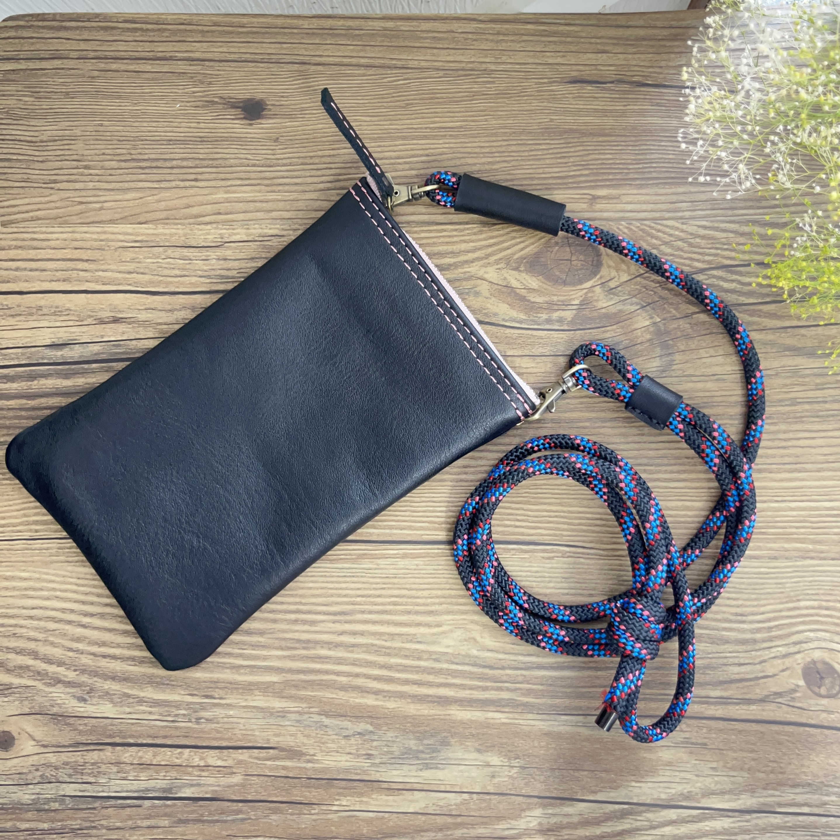 本革+パラコード スマホショルダーポーチ　ブラック 長さ調整可ショルダーストラップ