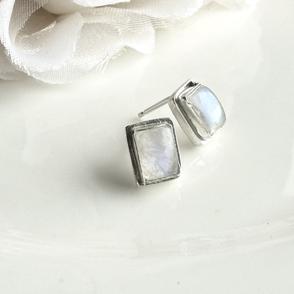レインボームーンストーンの四角いピアス/silver925/スタッドピアス 1枚目の画像