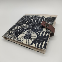 入れ替えて使える 携帯ティッシュケース マスクケース ペーパータオルケース　モノクロ北欧フラワー 2枚目の画像