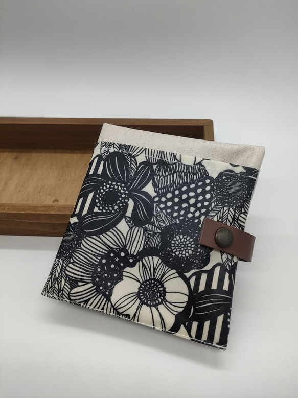 入れ替えて使える 携帯ティッシュケース マスクケース ペーパータオルケース　モノクロ北欧フラワー 1枚目の画像