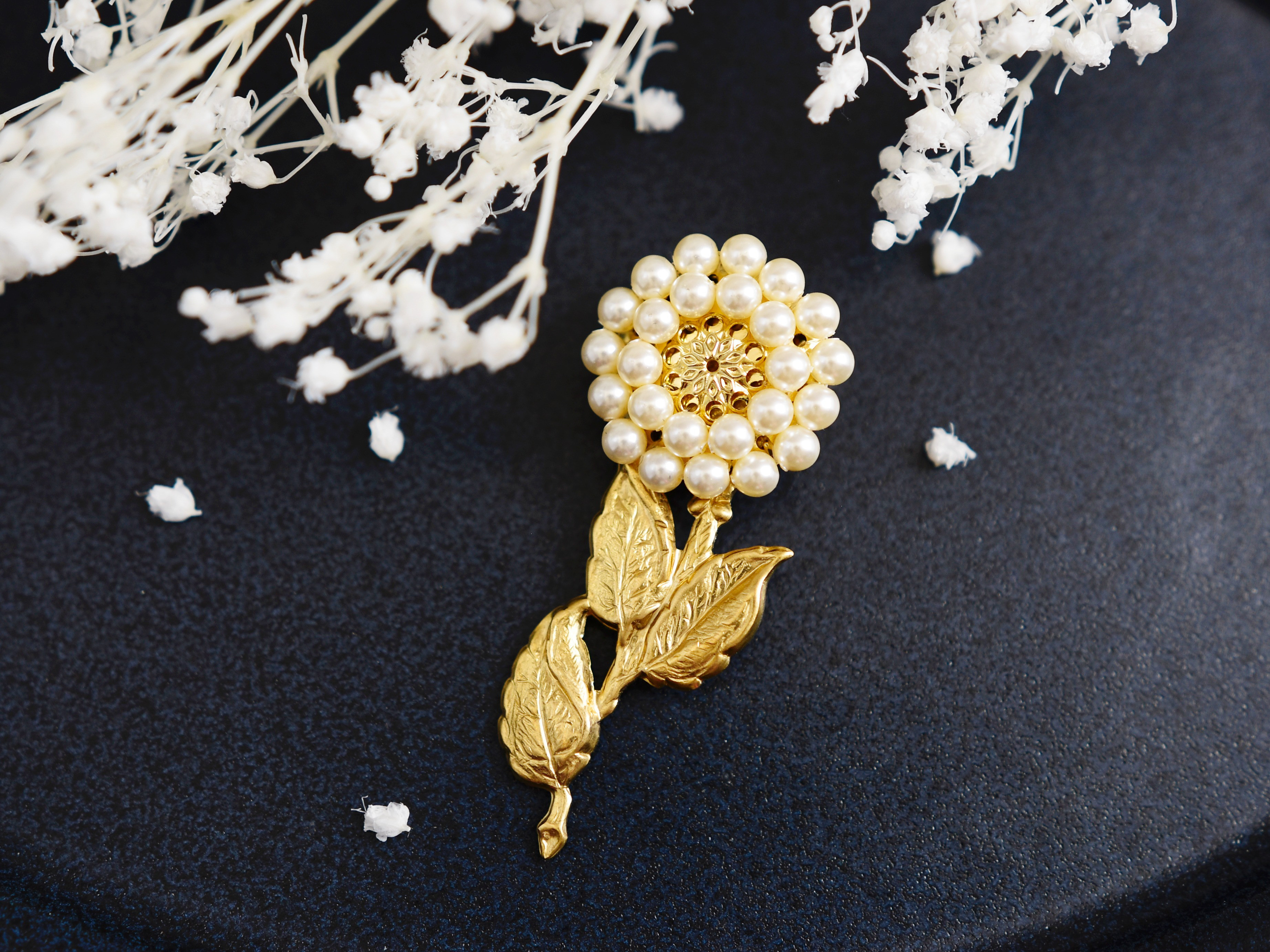 冬限定2025【 ブローチ 】 アンティーク レトロ お花 一輪 パール ・ 真鍮 ( オフ白 オフホワイト 葉っぱ )