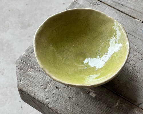 萌黄釉平茶碗 0093 抹茶茶碗 手捻り 陶器 緑色 手びねり 夏茶碗 黄緑色