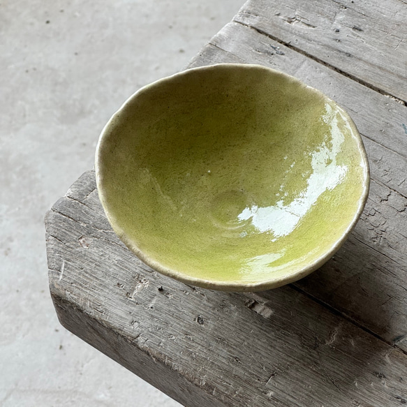萌黄釉平茶碗 0093 抹茶茶碗 手捻り 陶器 緑色 手びねり 夏茶碗 黄緑色