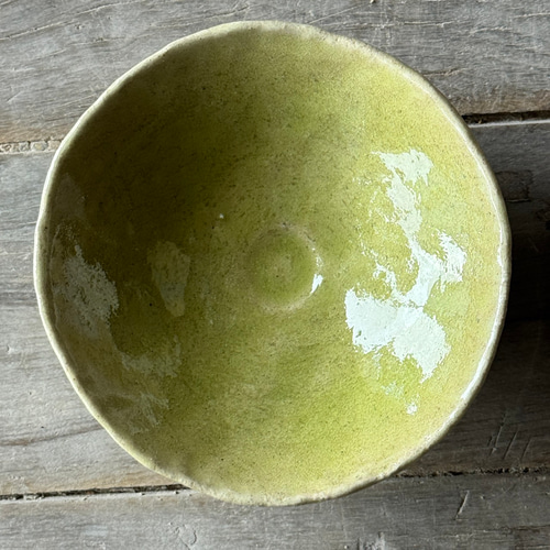 萌黄釉平茶碗 0093 抹茶茶碗 手捻り 陶器 緑色 手びねり 夏茶碗 黄緑色