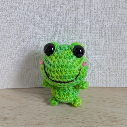 あみぐるみ ちびカエル 手染め 黄緑 ストラップ ハンドメイド