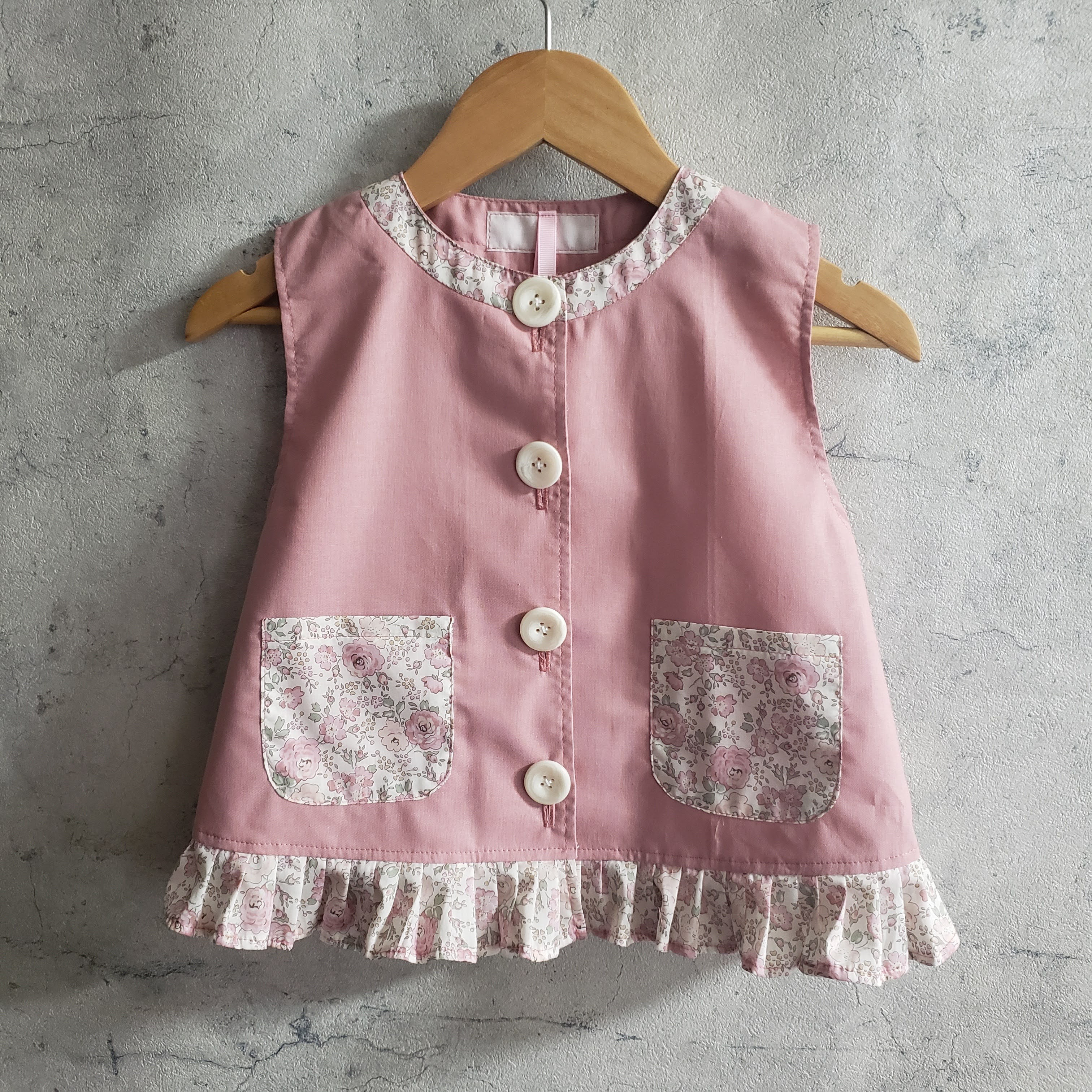 【80～160】 リバティタナローン Felicite フェリシテ 前ボタン 袖なしスモック 首パイピング