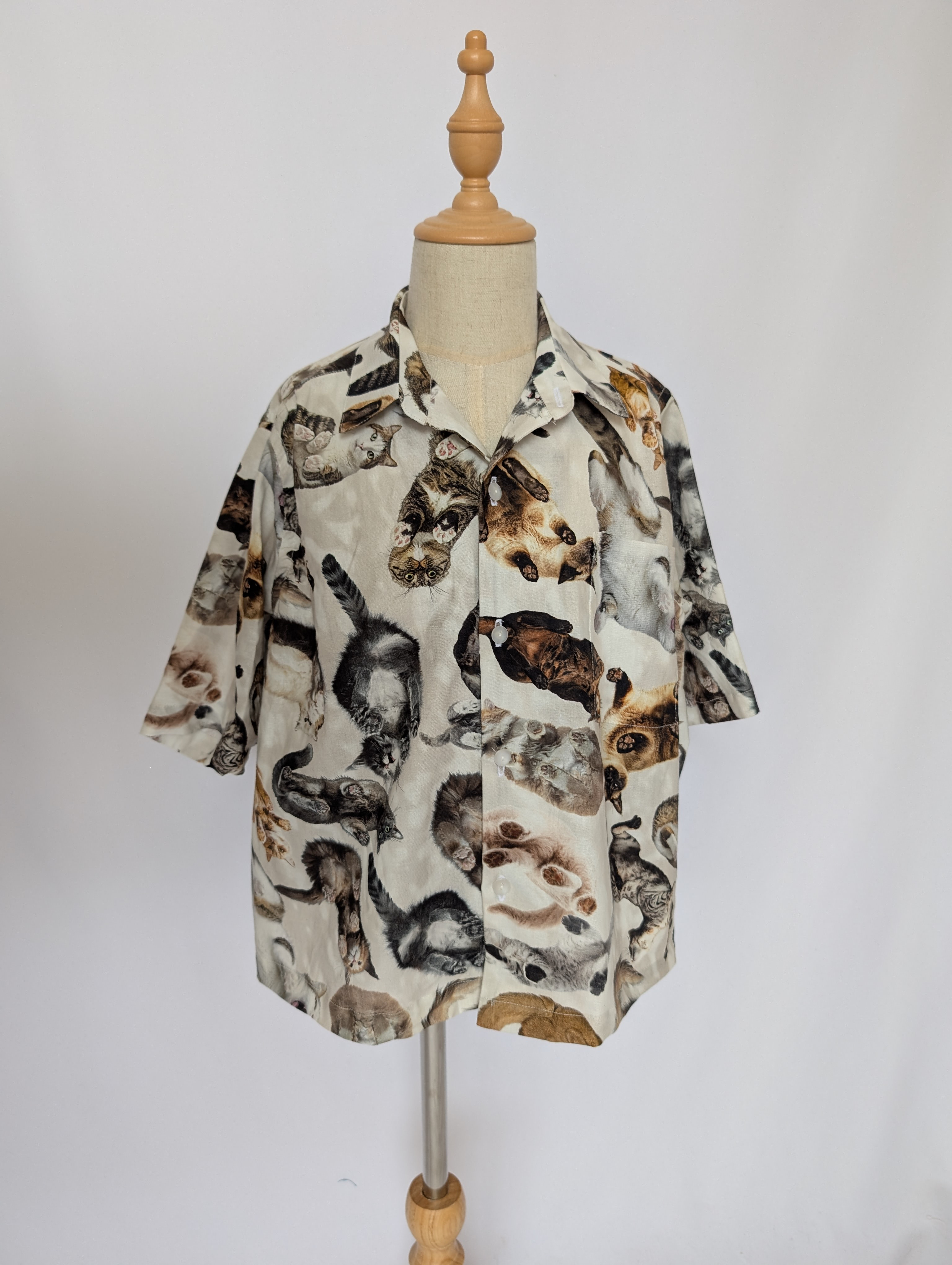 １３０ｃｍ下から見上げた猫の圧がすごいシャツ／猫好き必見