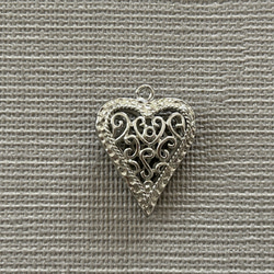 輸入デザインパーツ 透かしの立体ハートパーツ チャーム アクセサリー