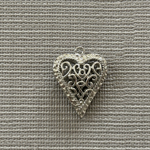 輸入デザインパーツ 透かしの立体ハートパーツ チャーム アクセサリー