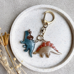 恐竜キーホルダー チャーム トリケラトプス ステゴサウルス ネイビー
